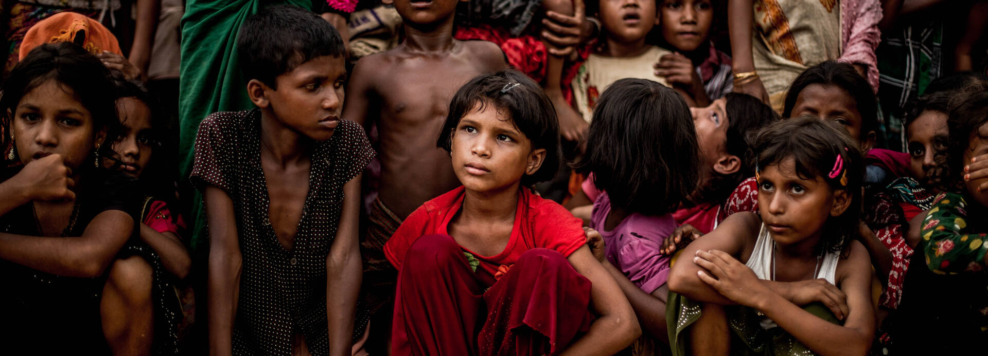 Kinder stehen und sitzen zusammengepfercht in Bangladesch. Kinder stehen und sitzen zusammengepfercht in Bangladesch.