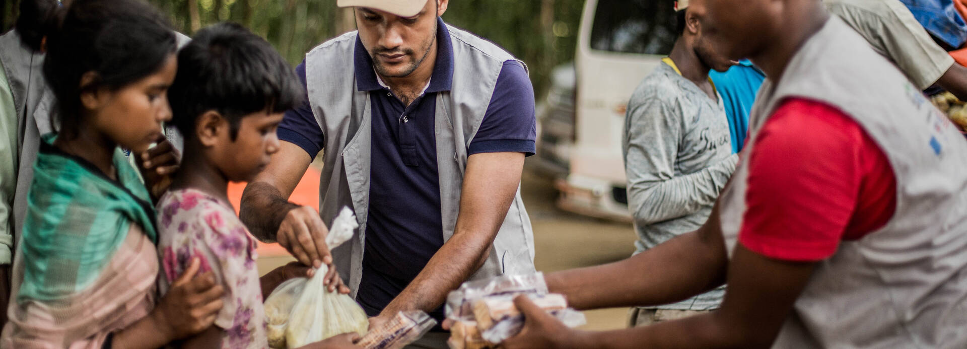 Unsere Teams in Bangladesch verteilen Nahrungsmittel an Rohingya. Unsere Teams in Bangladesch verteilen Nahrungsmittel an Rohingya.
