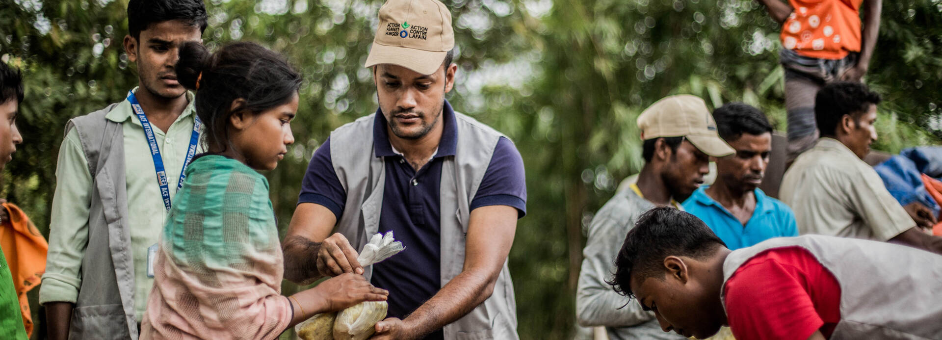 Ein Rohingya-Mädchen erhält Nahrung von unseren Mitarbeitern in Bangladesch. 