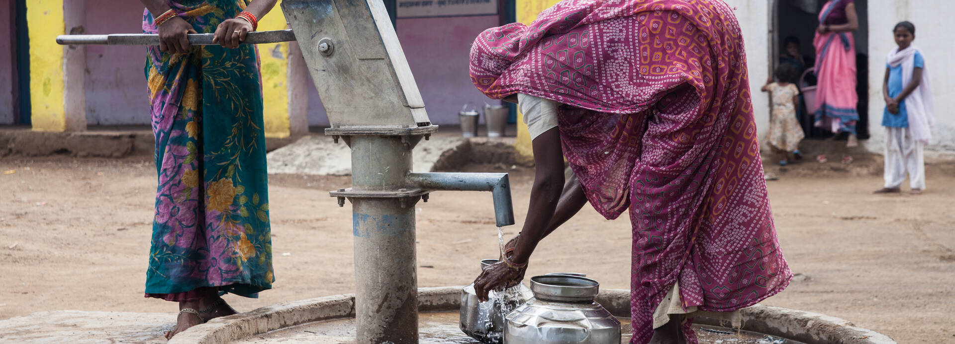 Frauen in Indien pumpen Wasser. Frauen in Indien pumpen Wasser.