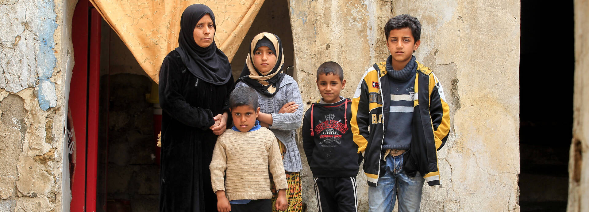 Familie im Irak steht vor ihrer Wohnung. Familie im Irak steht vor ihrer Wohnung.