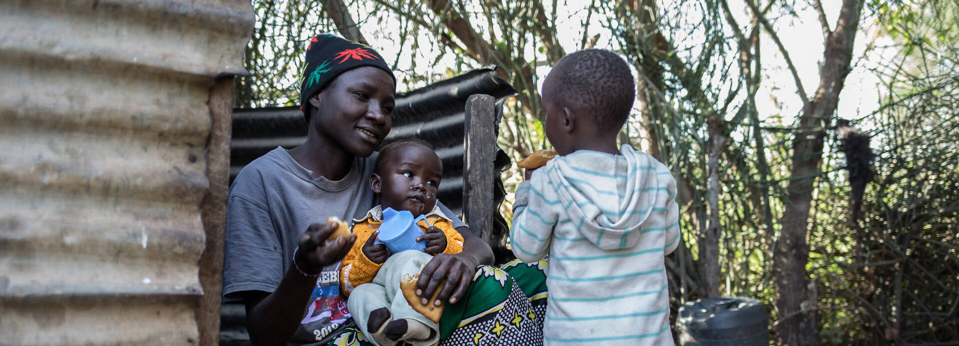 Frau mit ihren Kindern in Kenia.