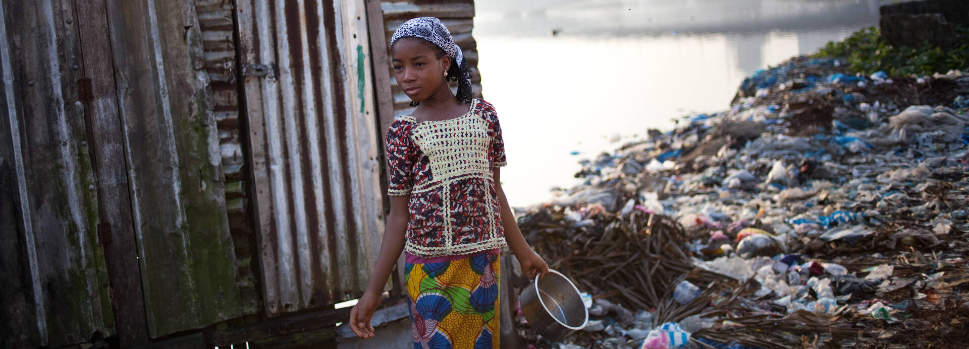 Mädchen in Liberia vor einer provisorischen Hütte.