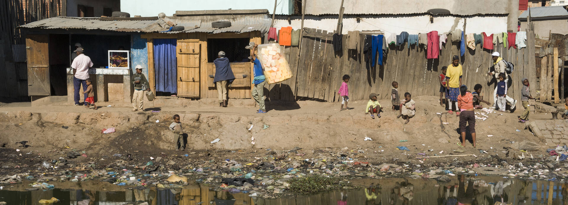 Menschen in Madagaskar an vermülltem Fluss. Menschen in Madagaskar an vermülltem Fluss.