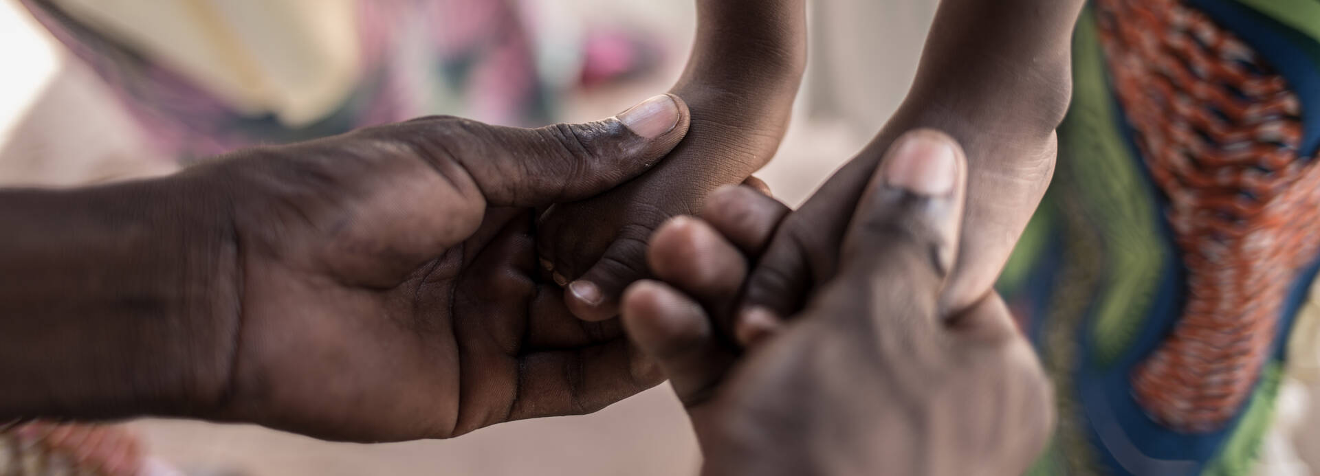 Zwei Hände halten kleine Kinderfüße. Zwei Hände halten kleine Kinderfüße.