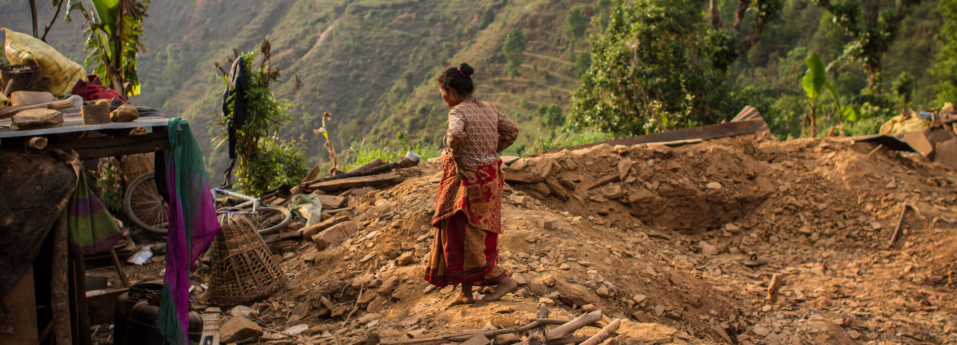 Frau in Nepal steht auf einem Berg.