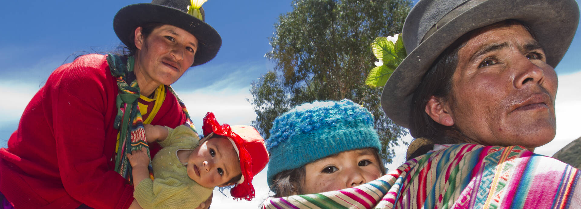 Frauen mit ihren Kinder in Peru.