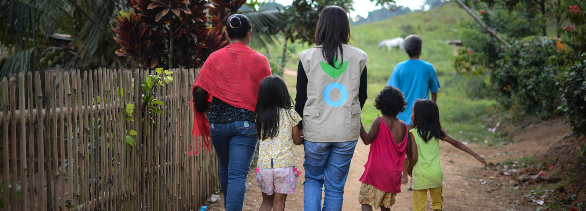 Erwachsene und Kinder auf den Philippinen gehen Hand in Hand Erwachsene und Kinder auf den Philippinen gehen Hand in Hand