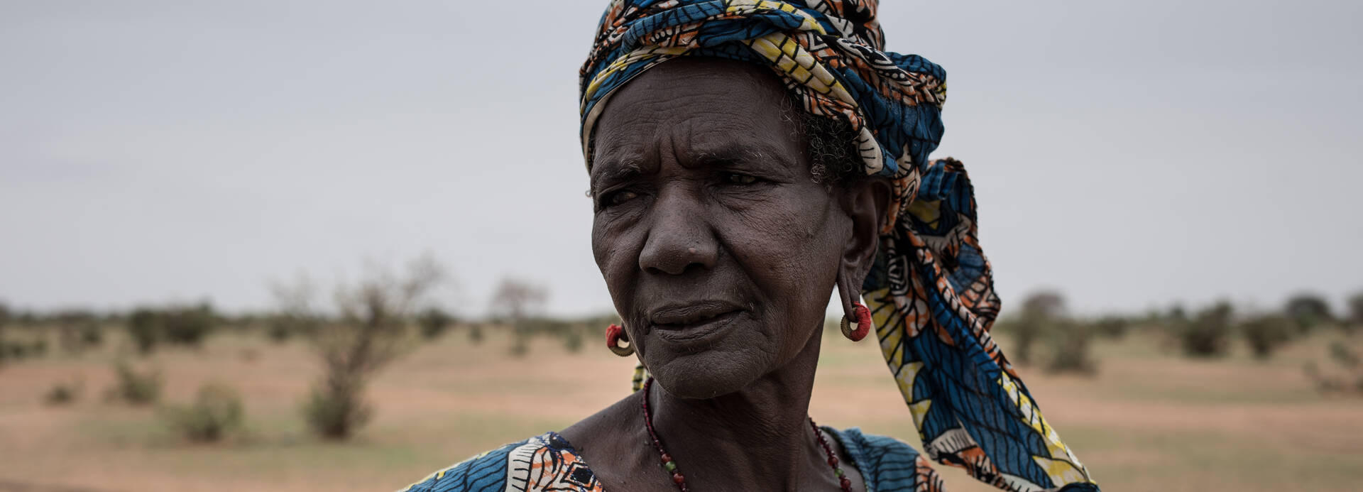 Ältere Frau im Senegal porträtiert.