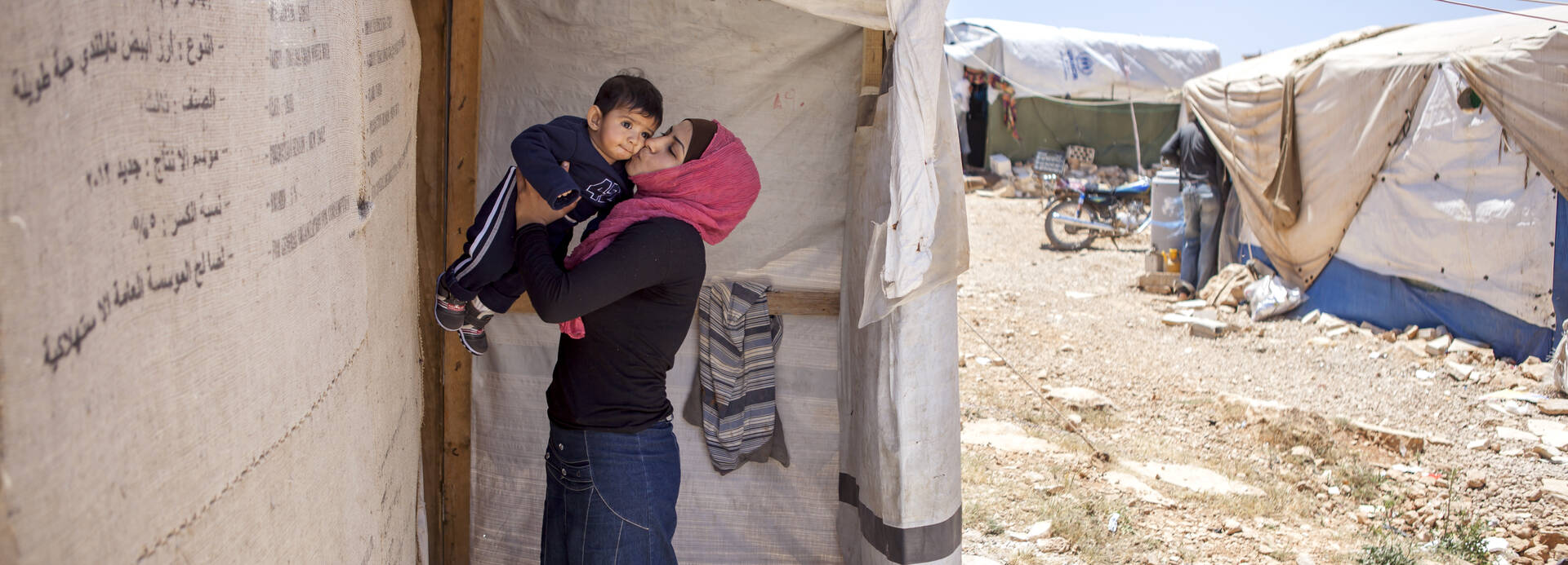 Mutter küsst ihren Sohn in Syrien. Mutter küsst ihren Sohn in Syrien.
