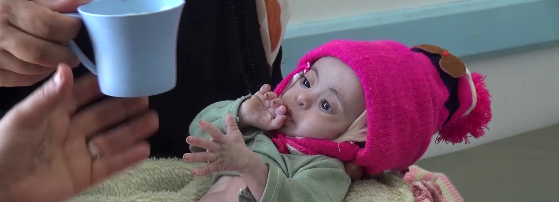 Die kleine Afina liegt auf dem Schoß ihrer Mutter Die kleine Afina liegt auf dem Schoß ihrer Mutter