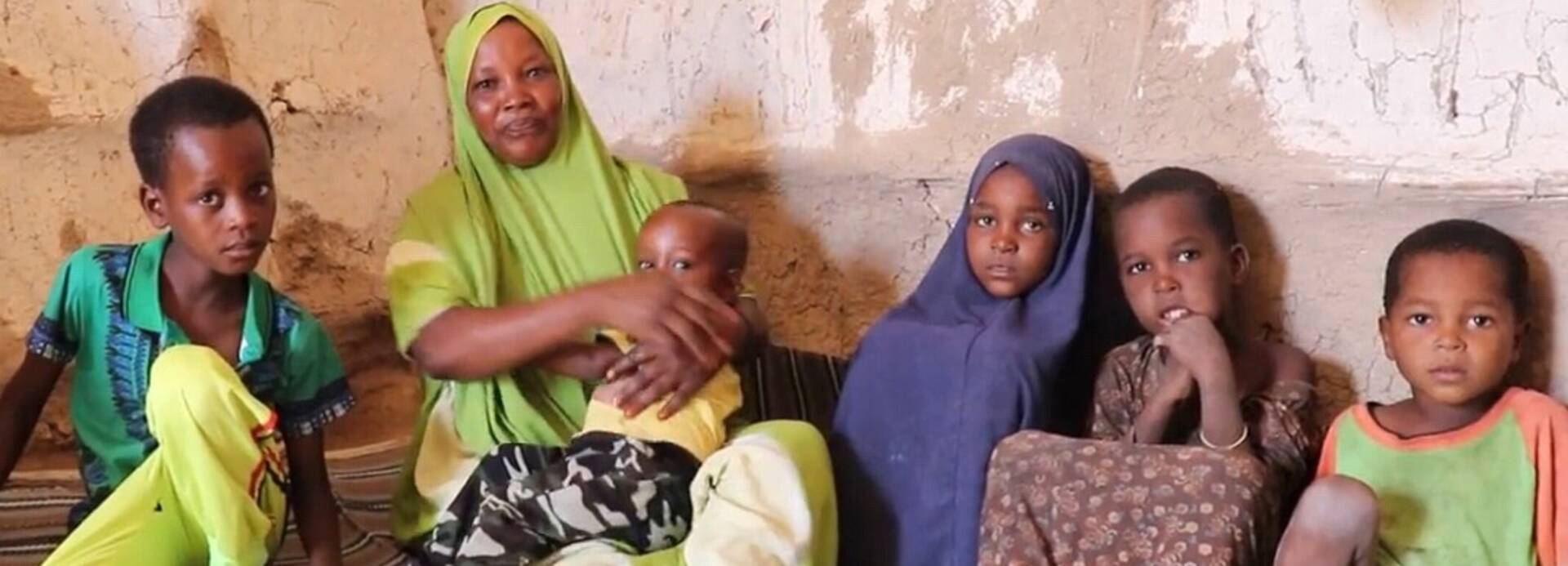 In Somalia sitzt eine Frau zusammen mit ihren Kindern in ihrem Haus.