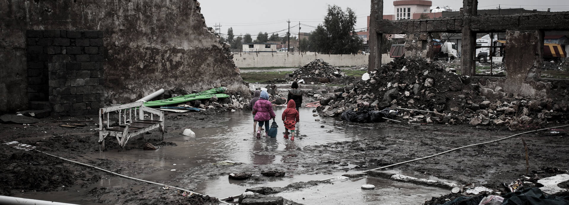 Kinder laufen durch vom Krieg zerstörte Stadt. Kinder laufen durch vom Krieg zerstörte Stadt.