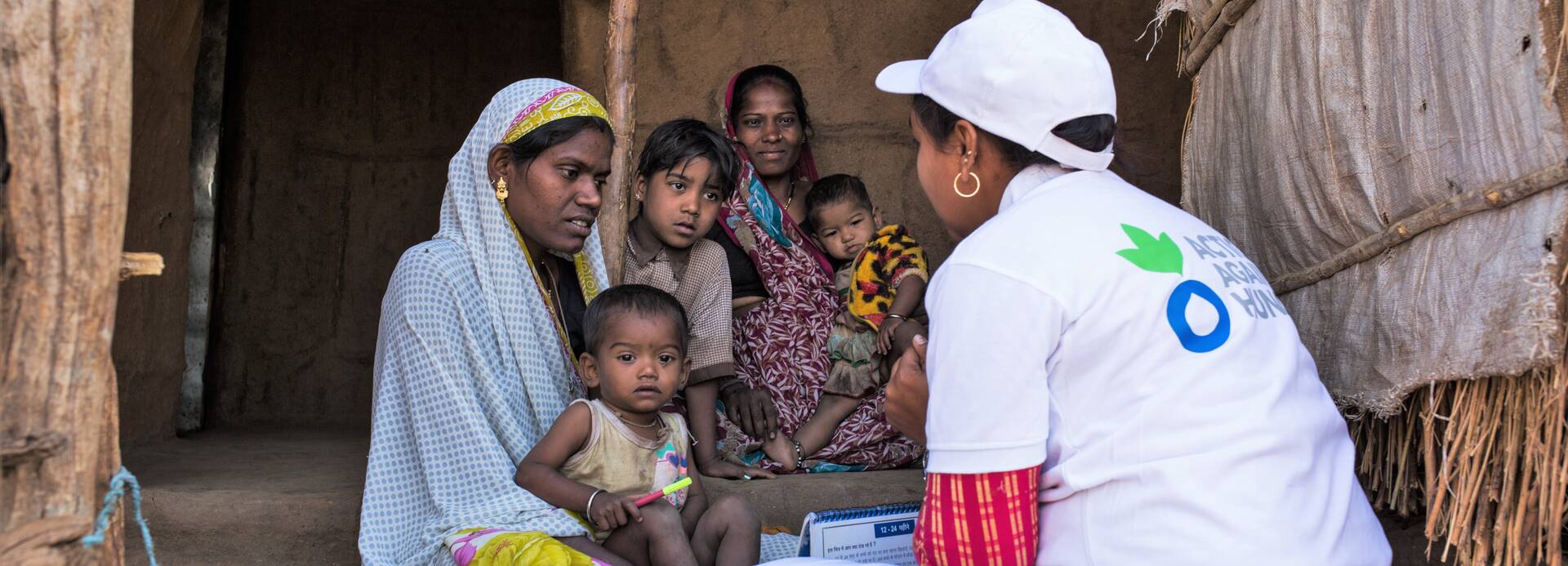 Helferin von Aktion gegen den Hunger in Indien bei einer Familie