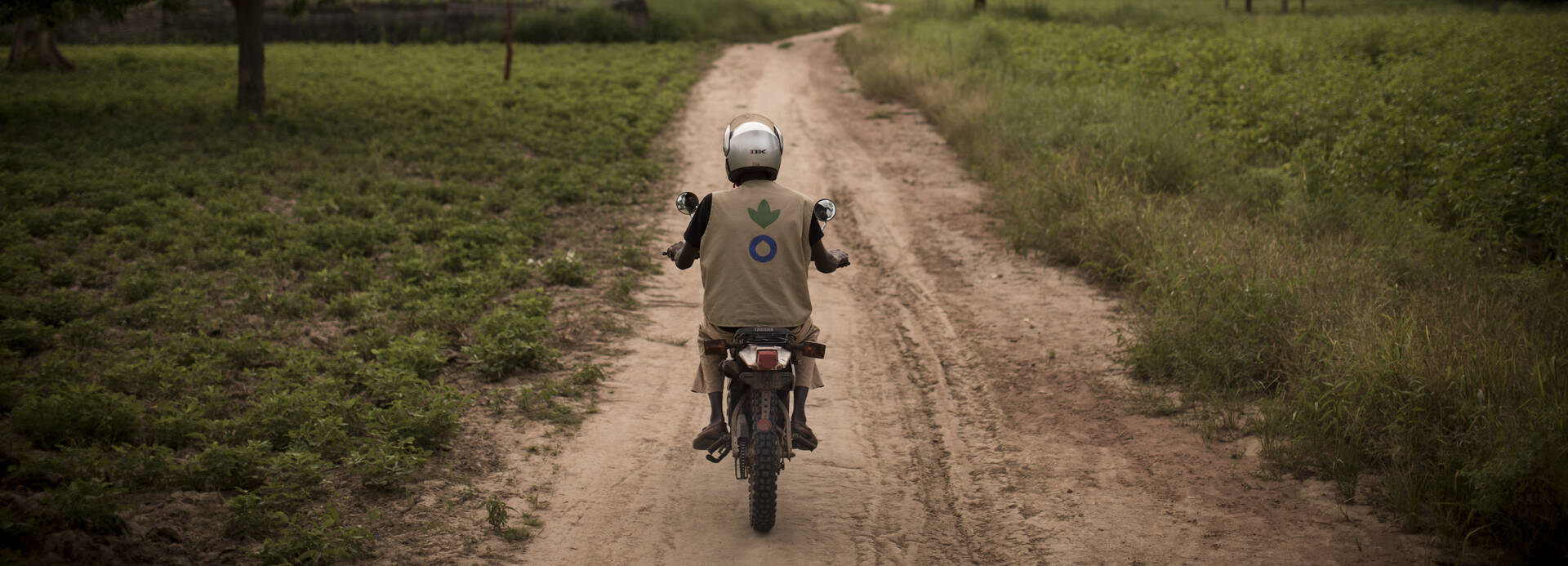 Moped auf Feldweg Moped auf Feldweg