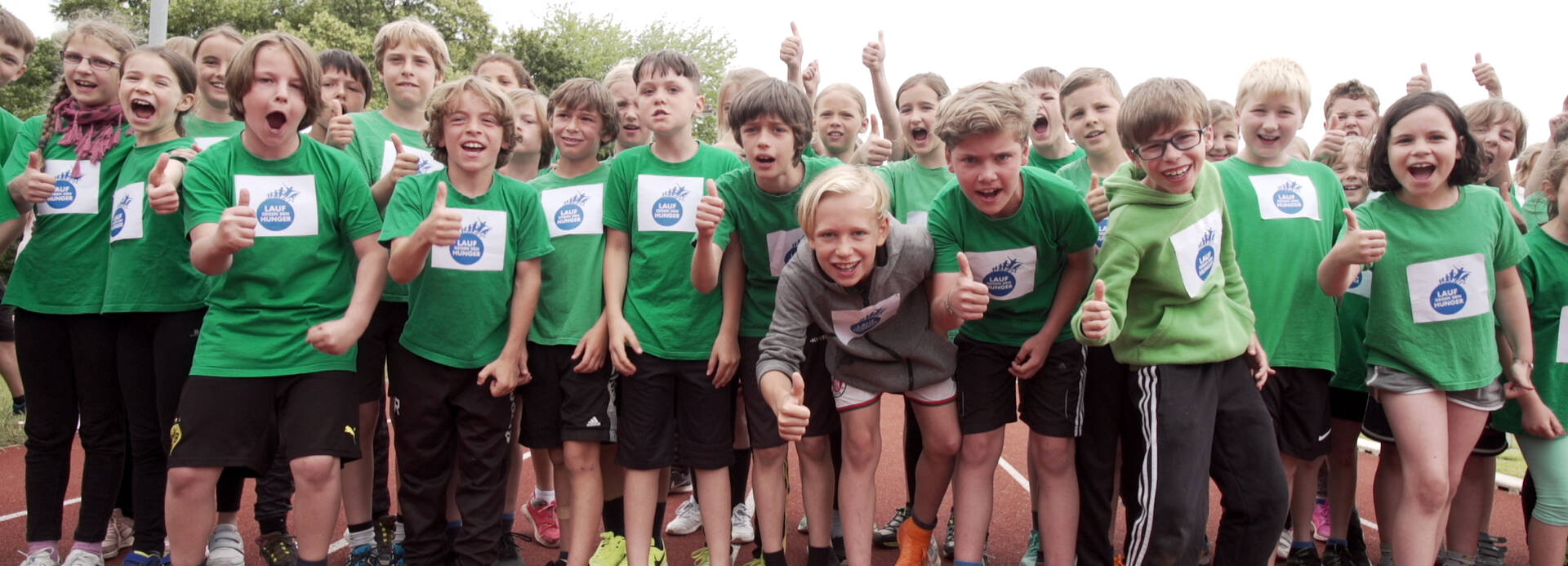 Schüler und Schülerinnen gut gelaunt vor dem Lauf