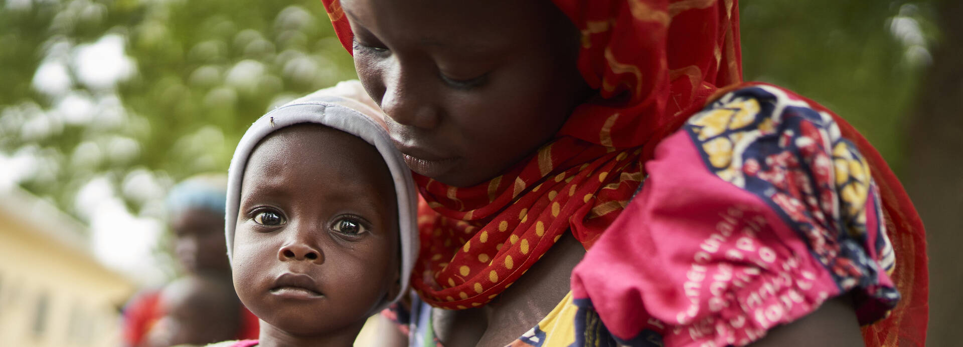 Mutter mit Kind in Nord-Kamerun
