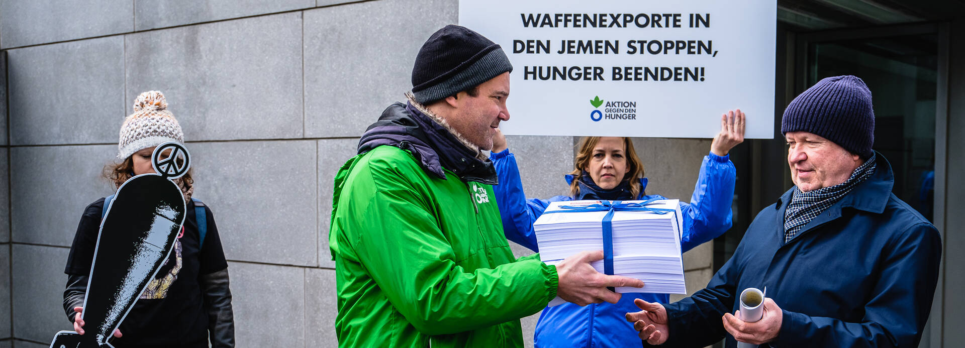 Geschäftsführer Jan Sebastian Friedrich-Rust übergibt 30.000 Unterschriften an das Wirtschaftsministerium. Geschäftsführer Jan Sebastian Friedrich-Rust übergibt 30.000 Unterschriften an das Wirtschaftsministerium.