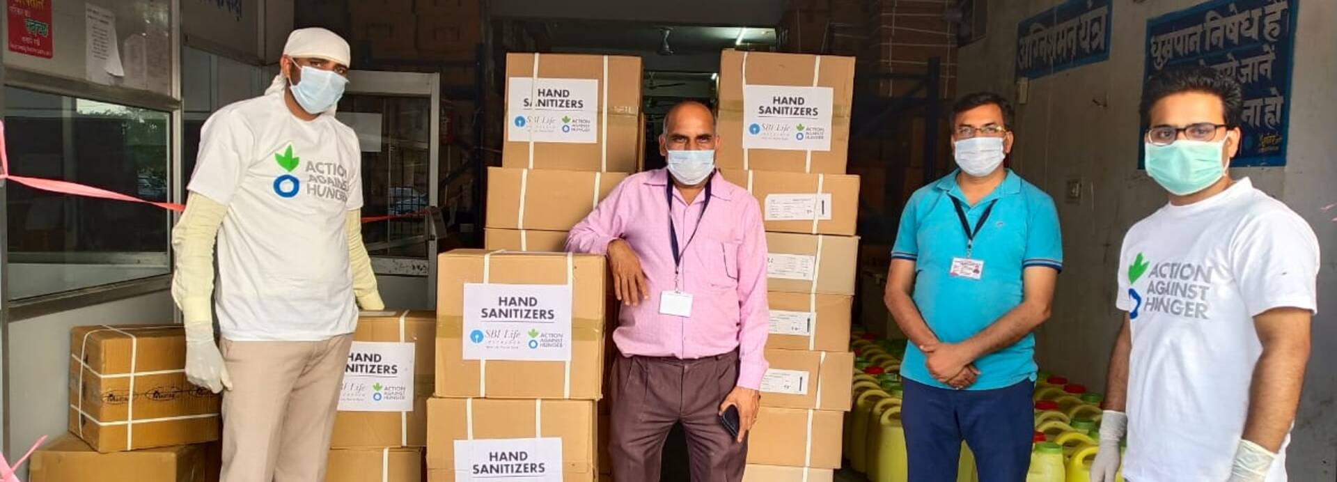 Mitarbeiter von Aktion gegen den Hunger verteilen Hygiene-Kits.