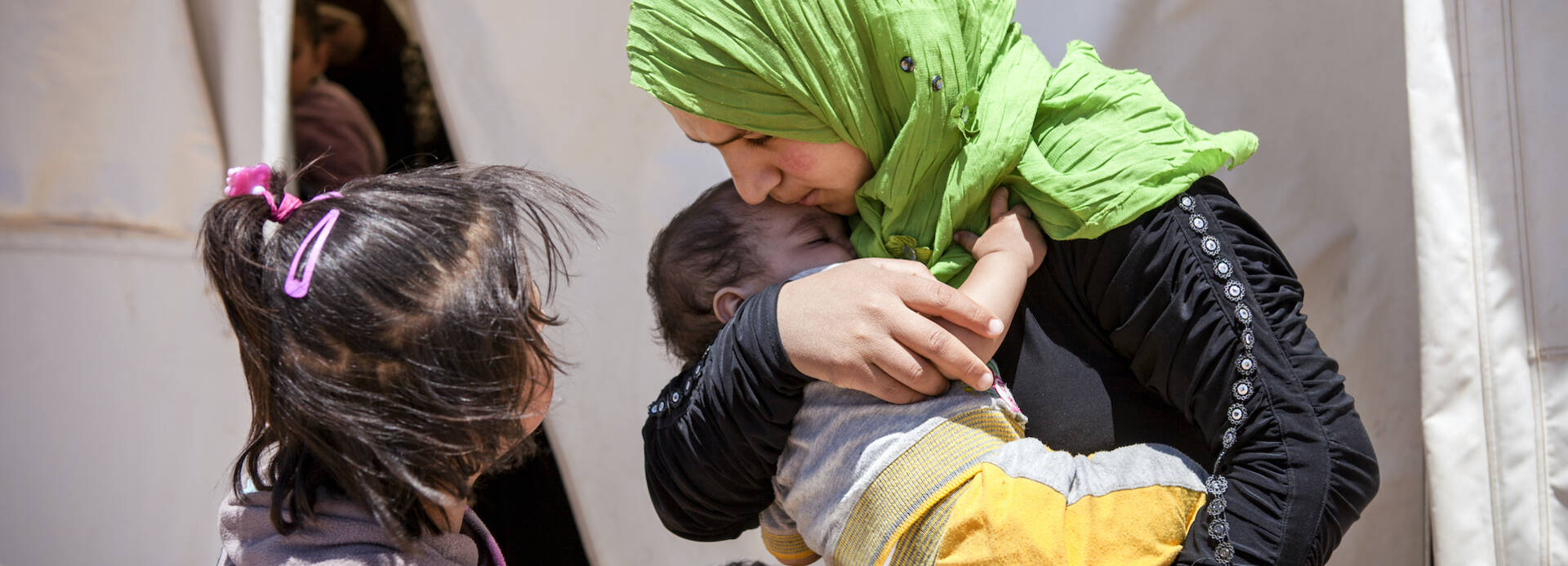 Syrische Mutter mit Kind im Flüchtlingslager