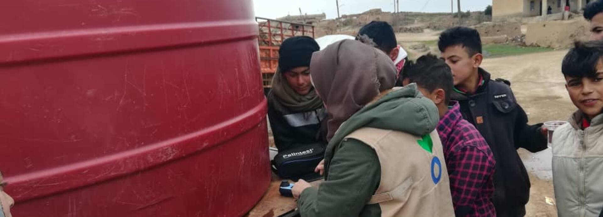 Aktion gegen den Hunger versorgt Menschen in Syrien mit sauberem Wasser aus dem Tank.