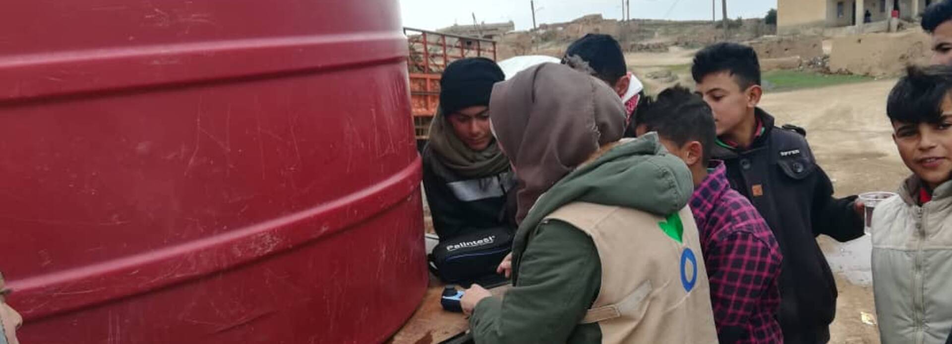 Aktion gegen den Hunger versorgt Menschen in Syrien mit sauberem Wasser aus dem Tank. Aktion gegen den Hunger versorgt Menschen in Syrien mit sauberem Wasser aus dem Tank.