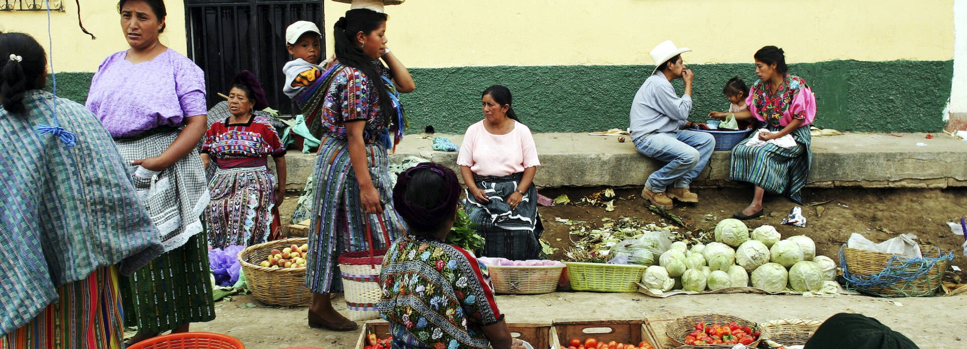 Frauen und Männer auf einem Markt in Guatemala