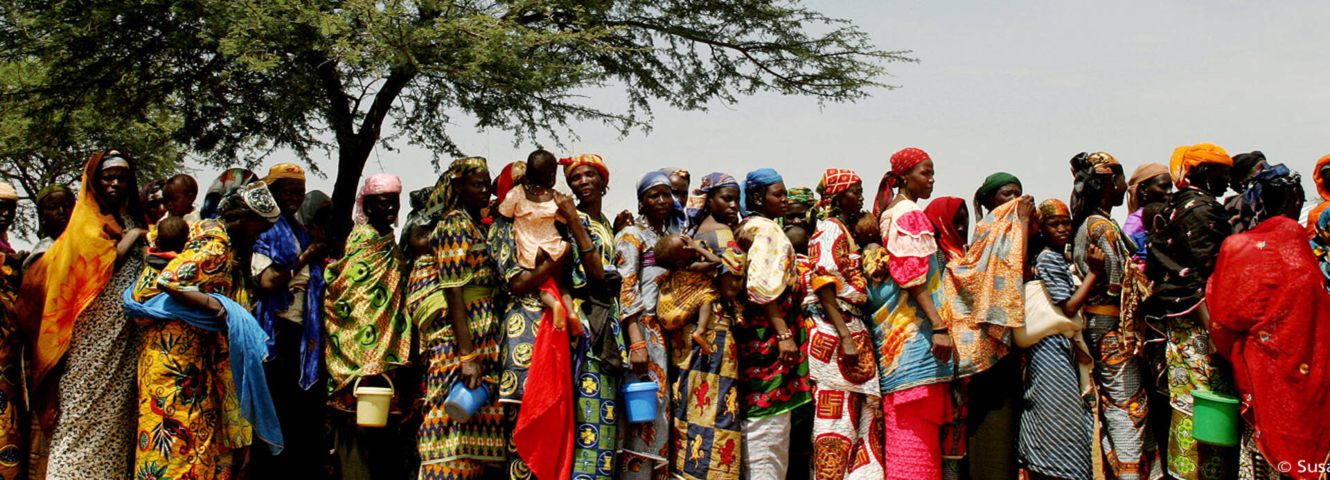 Menschen in Niger warten in der Schlange auf Essen. 