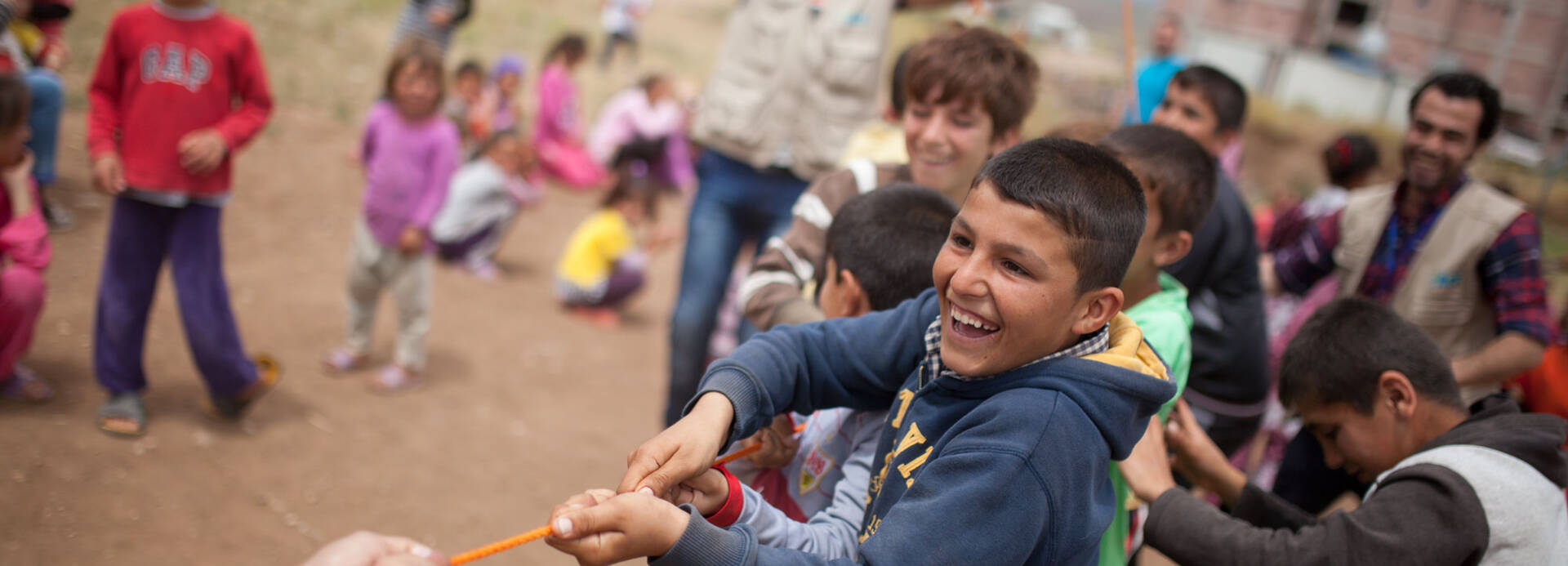 Kinder im Irak spielen Tauziehen