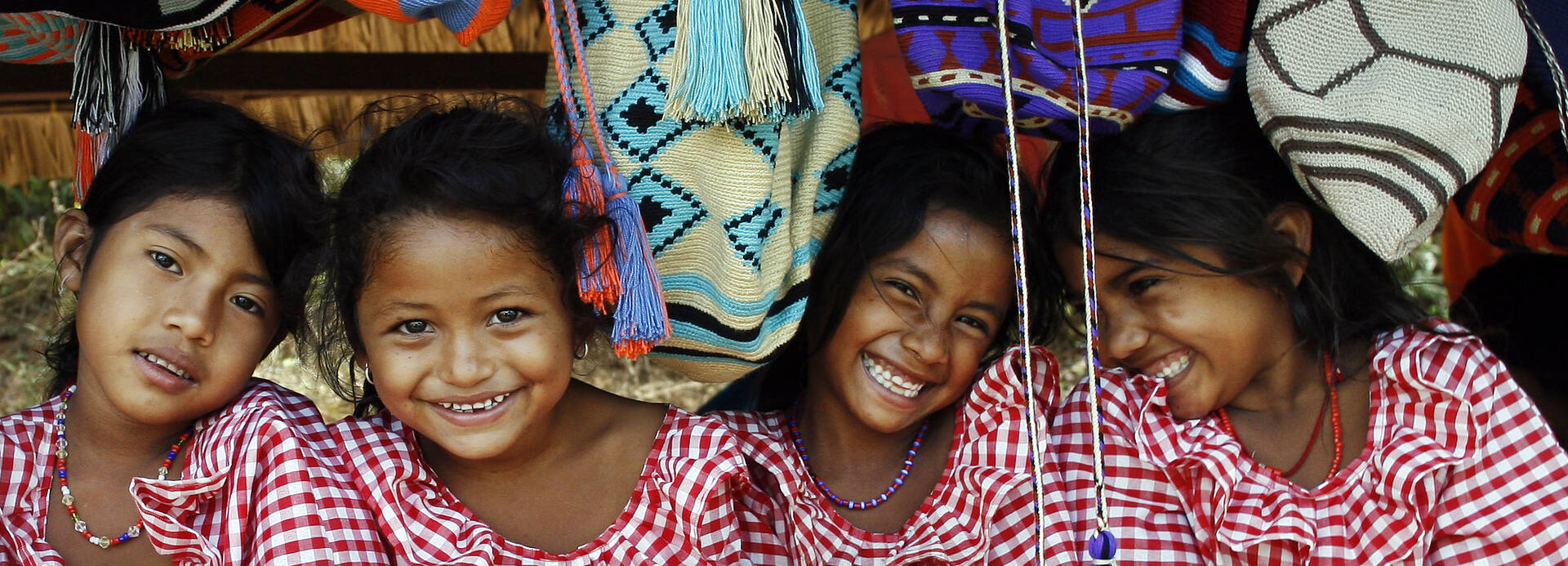 Lachende Mädchen in Kolumbien