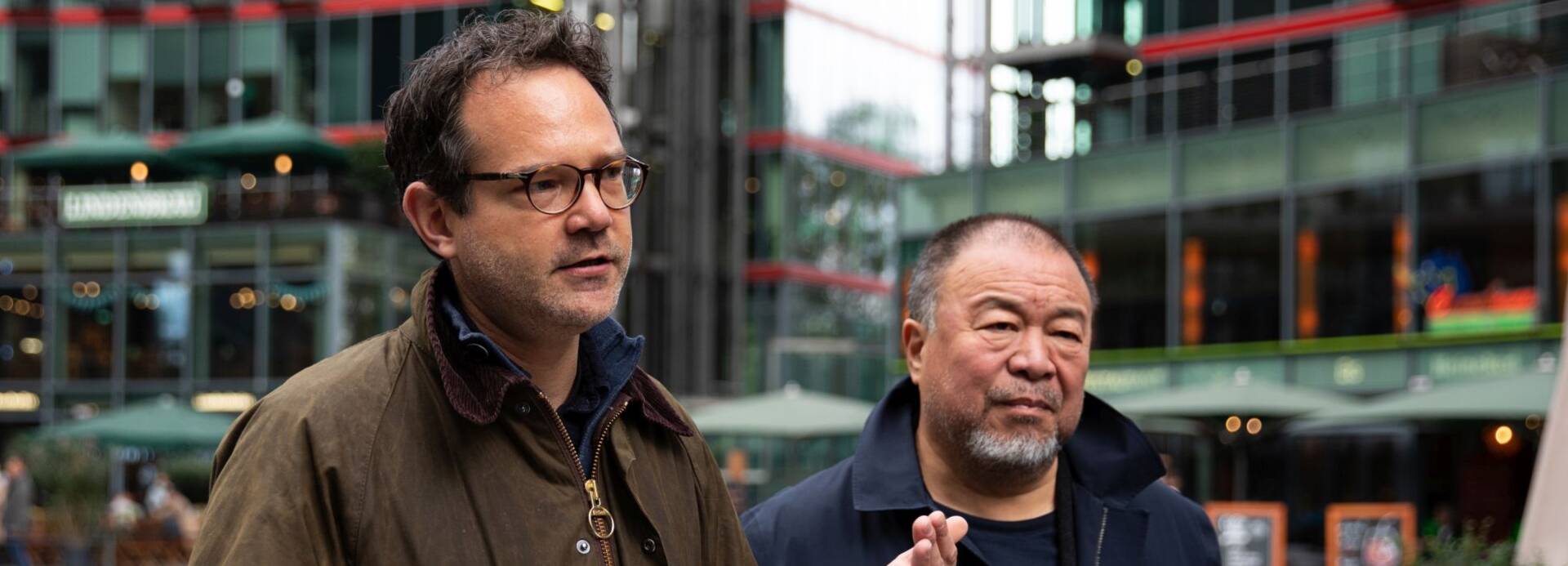 Geschäftsführer von Aktion gegen den Hunger Jan Sebastian Friedrich-Rust mit Ai Weiwei
