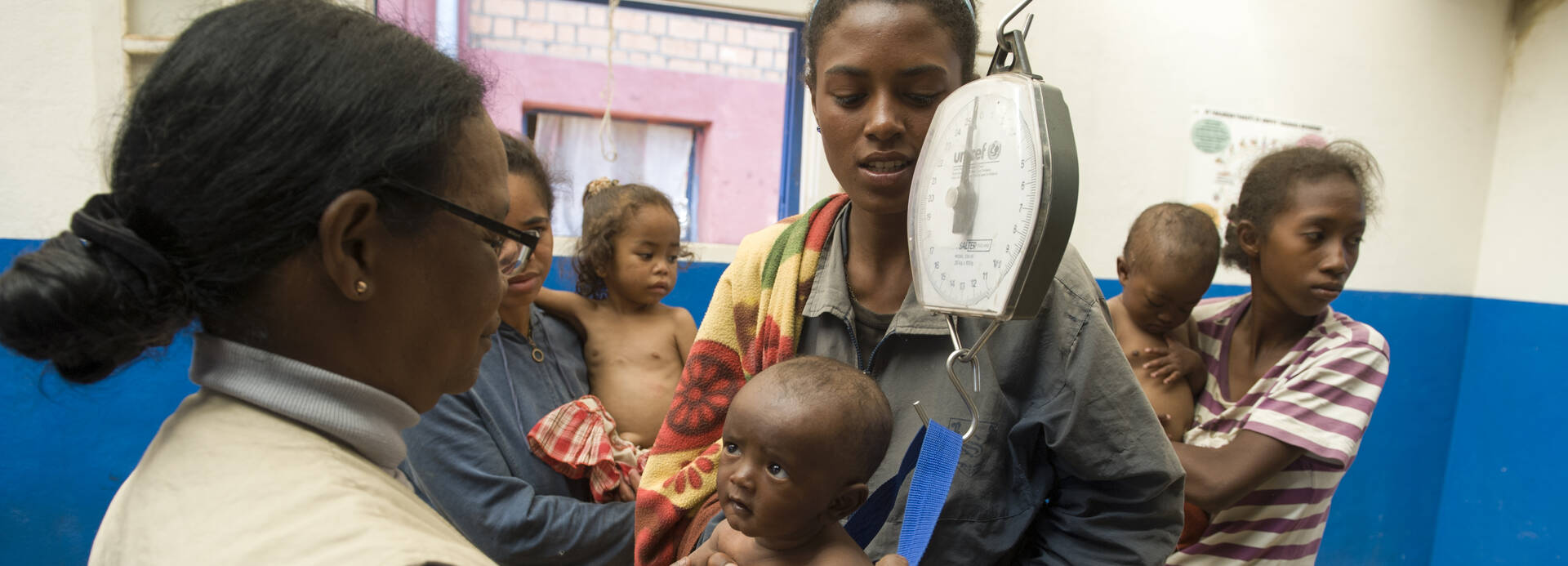 Kind in Madagaskar wird gewogen