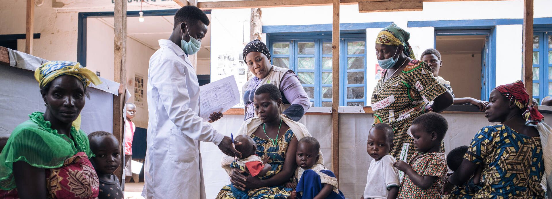 Mütter und Kinder im Gesundheitszentrum im Kongo Mütter und Kinder im Gesundheitszentrum im Kongo