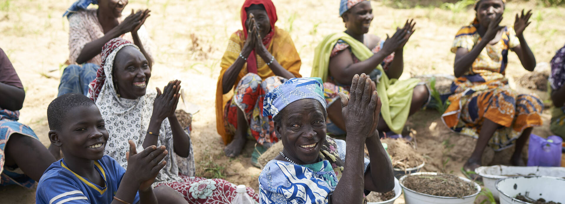 Menschen freuen sich über Ernte in Kamerun Menschen freuen sich über Ernte in Kamerun