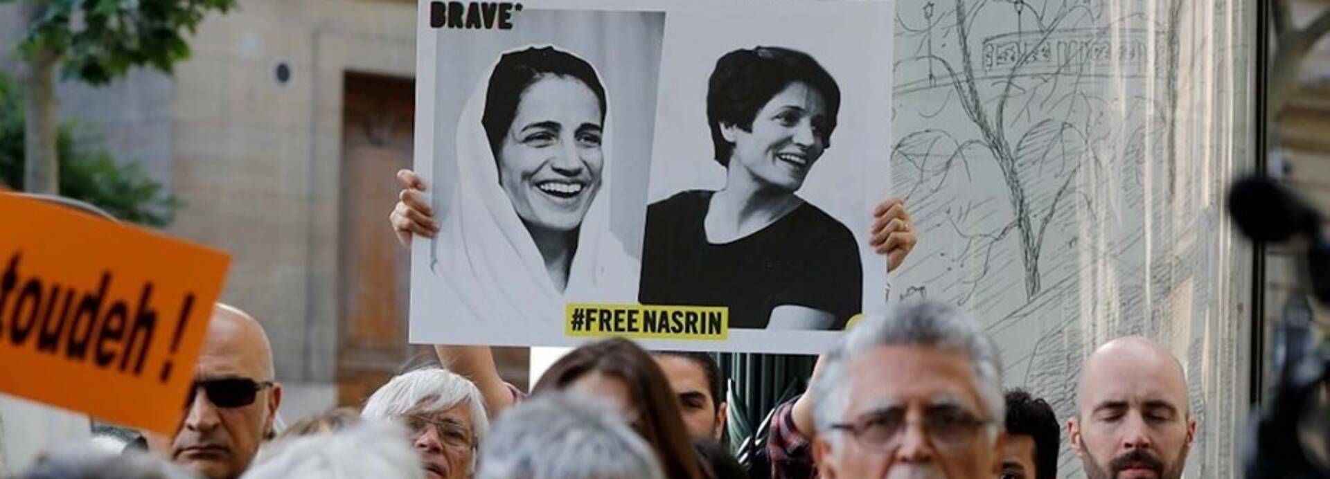 free_nasrin_protest Demonstrant*innen halten ein Protestschild mit der Aufschrift "Free Nasrin" hoch.