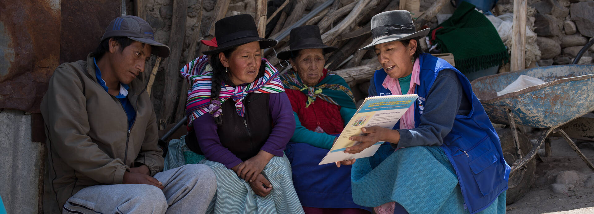 peru_frau_erklärt Peruanerin erklärt anderen etwas