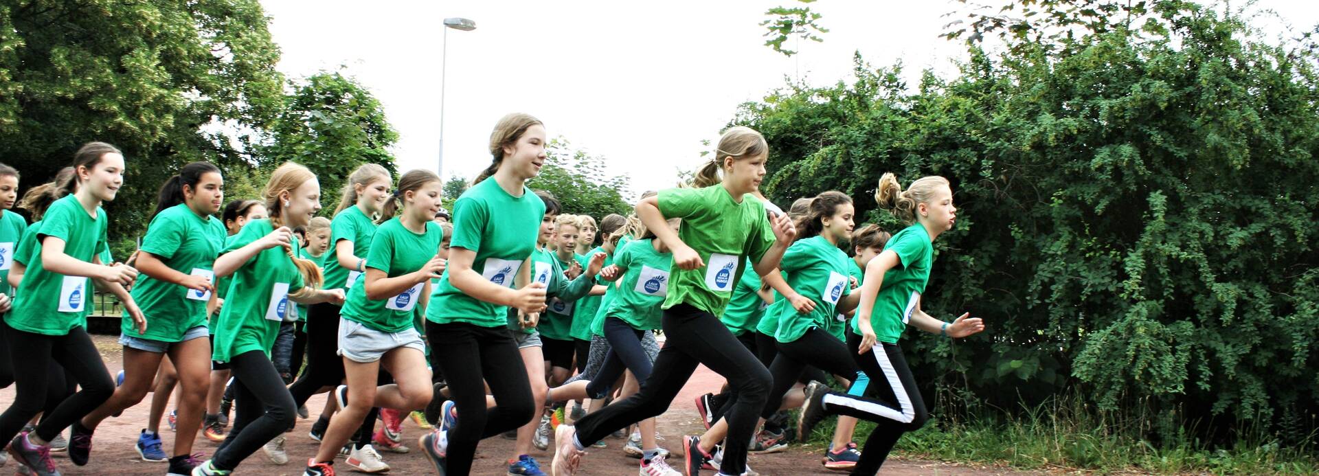 Schüler*innen rennen Schüler*innen rennen