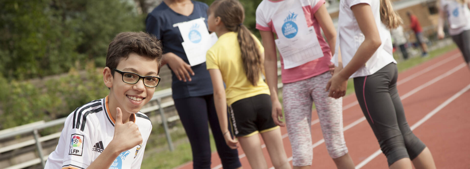 Schüler zeigt Daumen hoch Schüler zeigt Daumen hoch