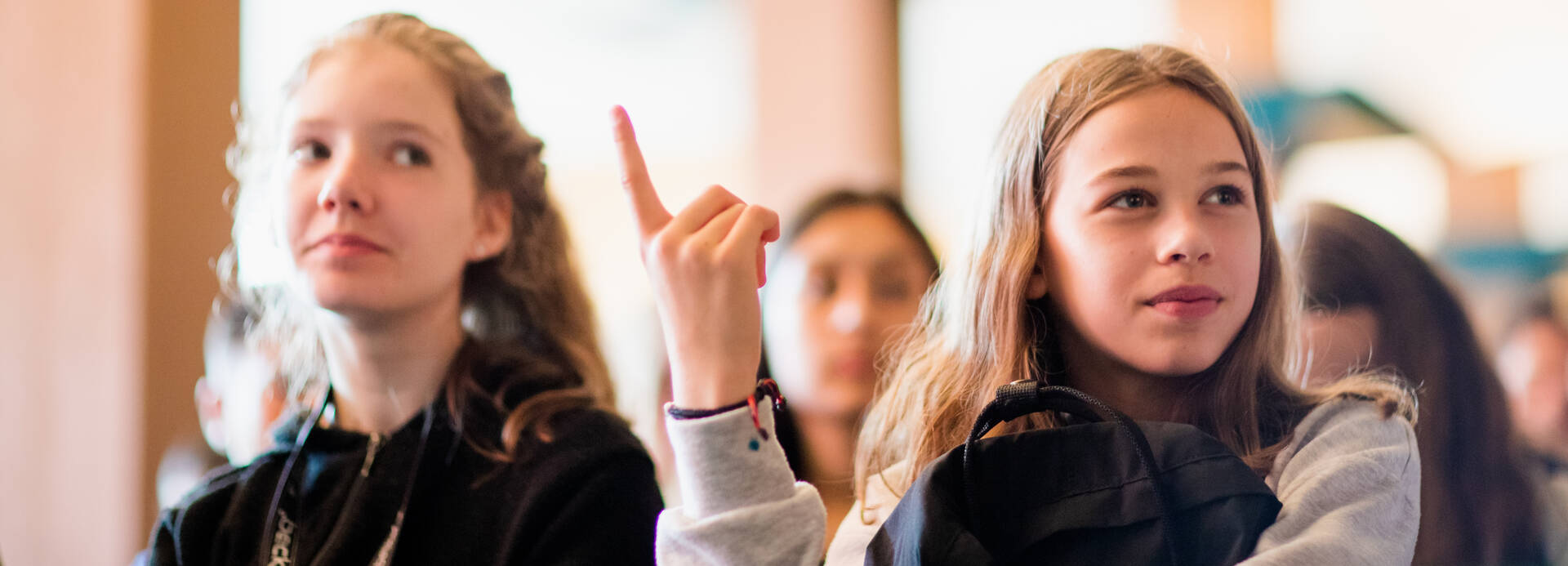 Schüler*in meldet sich zu Unterrichtsmaterial BNE. Schülerin meldet sich zu Unterrichtsmaterial BNE