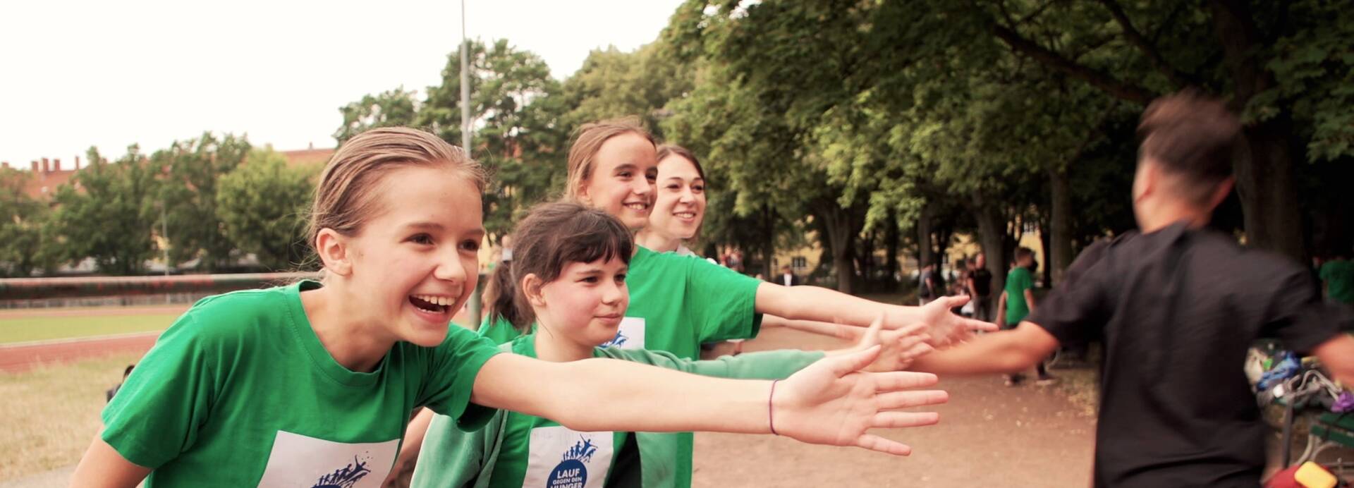 Schüler:innen klatschen sich ab Schüler:innen klatschen sich ab