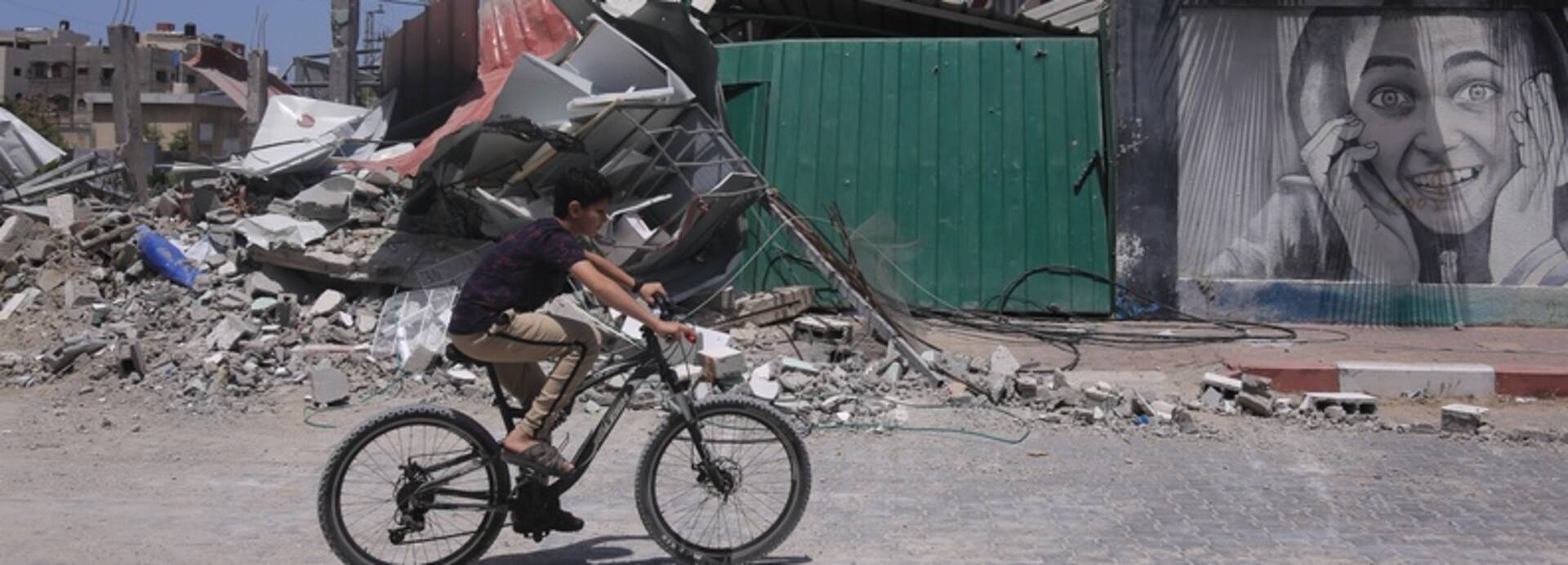 Junge fährt Fahrrad in zerstörtem Gaza Junge fährt Fahrrad in zerstörtem Gaza