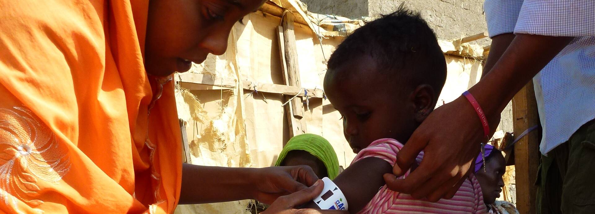 Mitarbeiterin von Aktion gegen den Hunger behandelt Kind in Dschibuti Mitarbeiterin von Aktion gegen den Hunger behandelt Kind in Dschibuti
