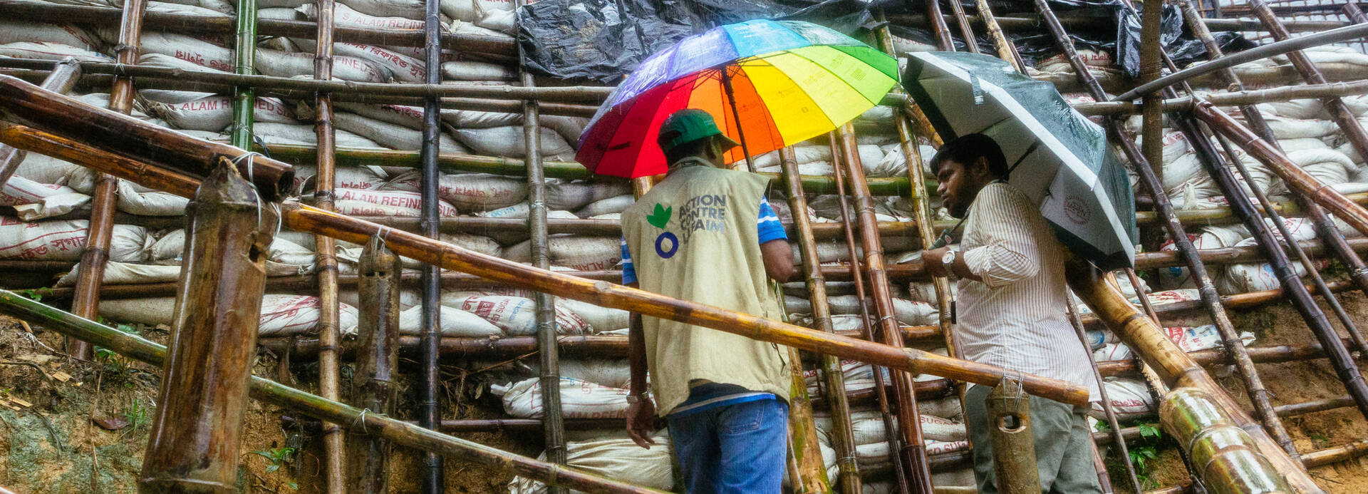Mitarbeiter von Aktion gegen den Hunger bei Katastrophenvorsorge in Bangladesch
