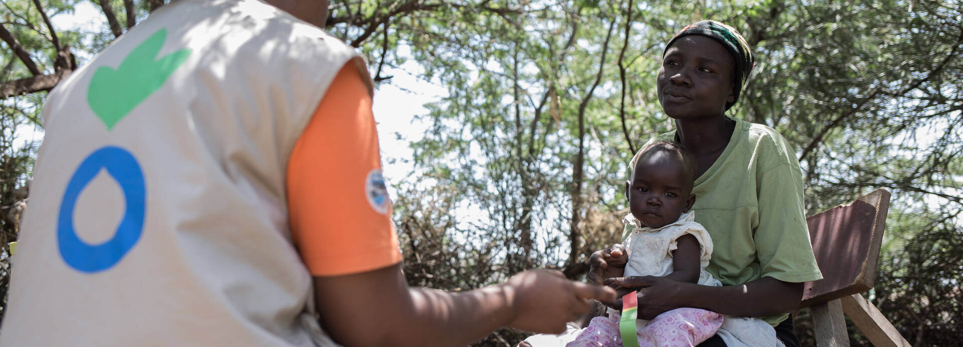 Mitarbeiterin von Aktion gegen den Hunger hilft Mutter und Kind in Kenia