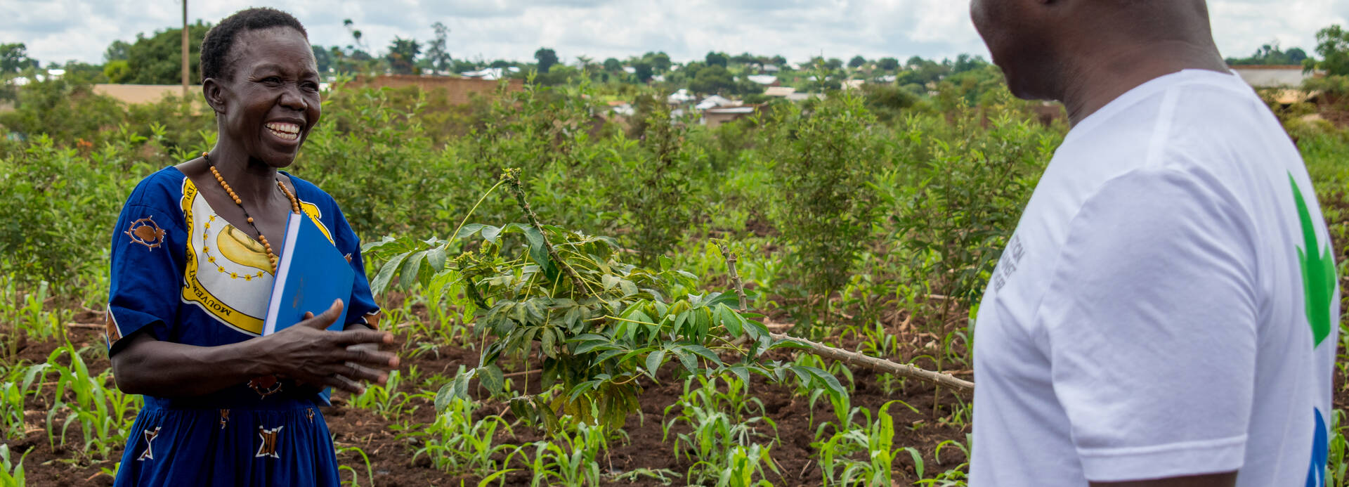 Mitarbeiter von Aktion gegen den Hunger und Frau in Uganda