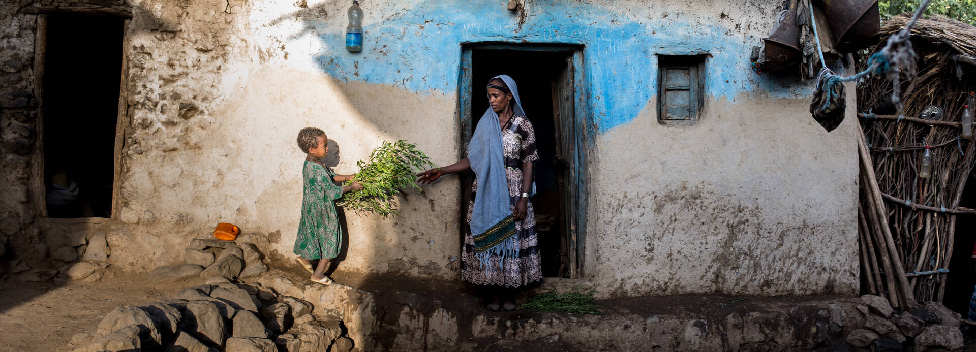 Mutter und Kind vor ihrem Haus in Äthiopien