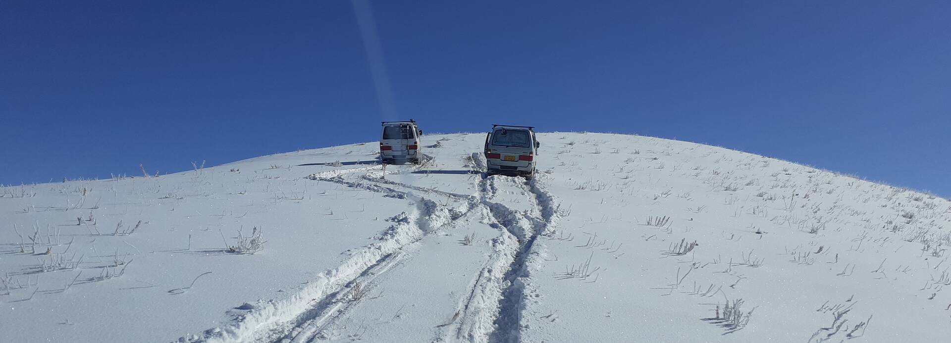 Zwei Jeeps auf dem Hang