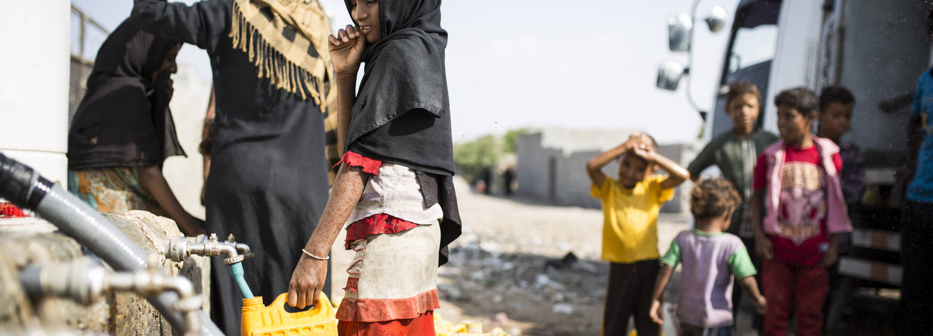 Kinder aus dem Jemen holen Wasser