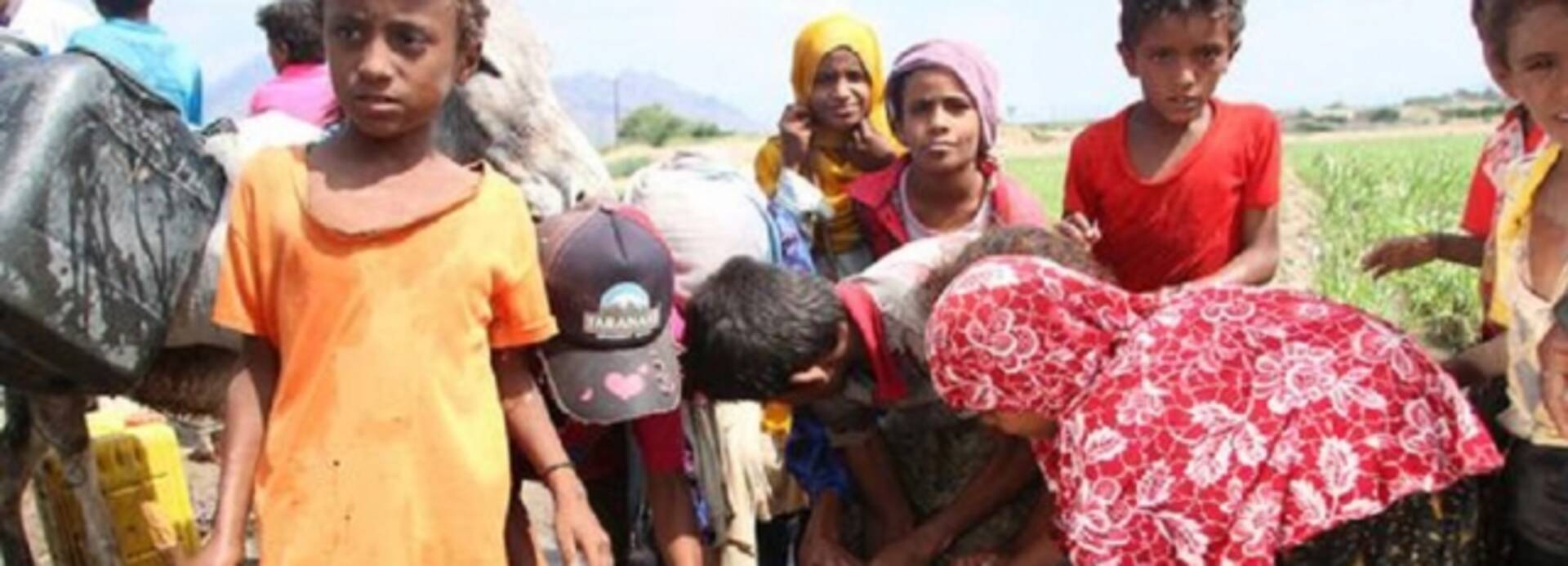 Eine Gruppen Menschen im Jemen