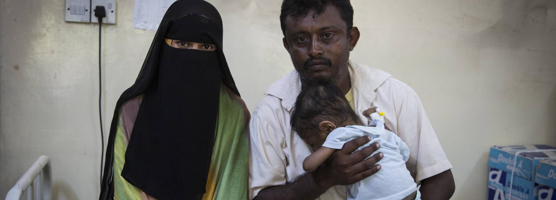 Familie in Gesundheitsstation von Aktion gegen den Hunger im Jemen